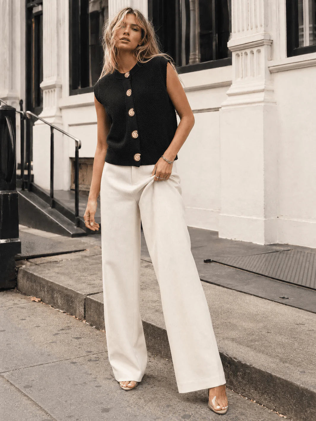WOMEN'S SLEEVELESS BUTTON UP KNIT TOP